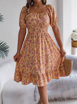 Abito estivo floreale giallo con maniche a sbuffo, scollo quadrato e gonna svasata. Perfetto per moda donna, look casual elegante.