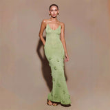 Modella in abito lungo verde con dettagli floreali, posa elegante. Moda donna, abbigliamento elegante, tendenze moda 2023.