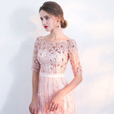 Donna in abito elegante rosa con dettagli floreali, maniche corte e scollo a barca. Moda femminile, abbigliamento da sera, stile sofisticato.